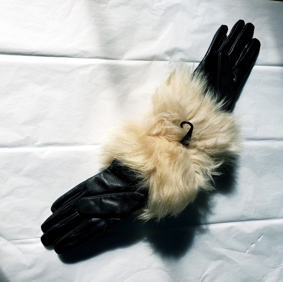 SOLD 🥰NWT💗UGG Shearling Black Leather Gloves - Picture 4 of 8